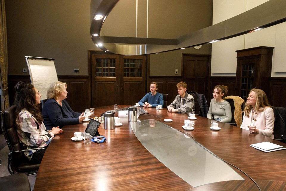 De leerlingen van het Graaf Huyn in gesprek met de Roermondse wethouder Marianne Smitsmans (links in blauw jasje).