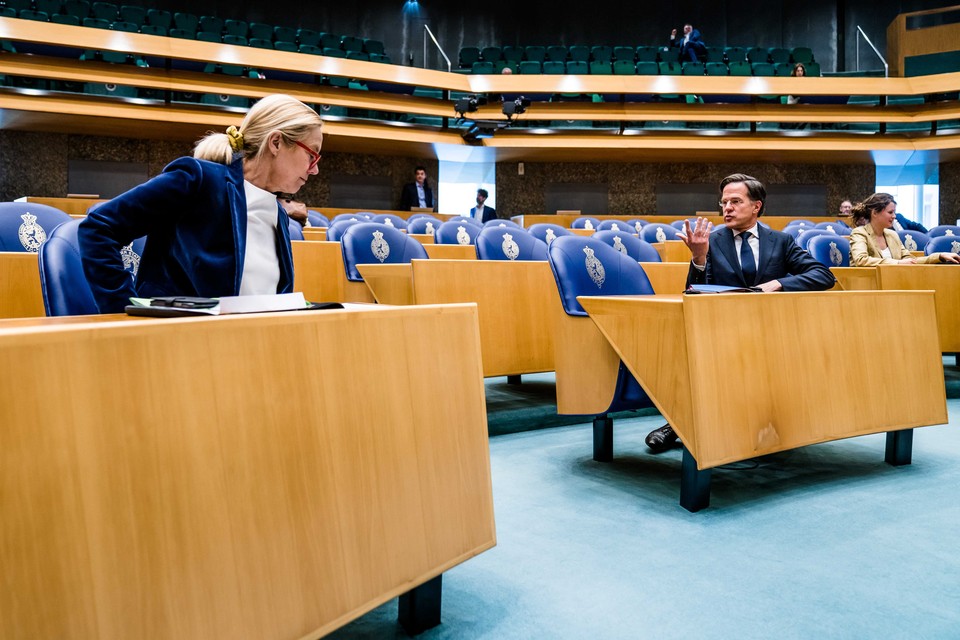Sigrid Kaag (D66) en Mark Rutte (VVD) op 6 april voor aanvang van het debat over het aanwijzen van een formateur en diens opdracht. 