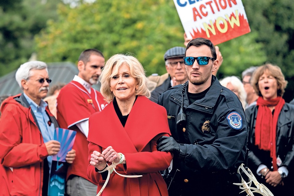 2019 Jane Fonda wordt geboeid afgevoerd na een protestactie in het Capitool in Washington. 