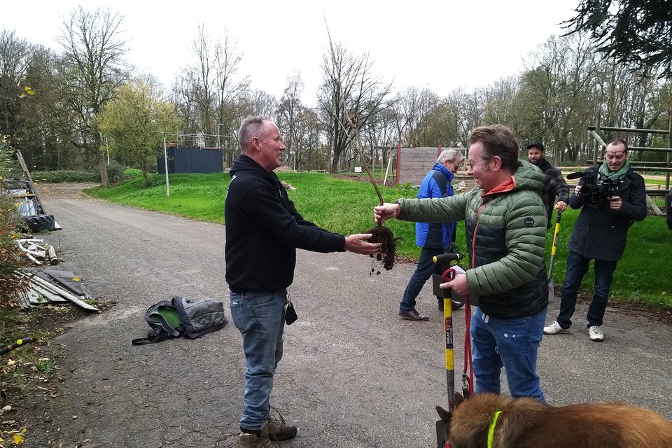 Rudy Klaassen (l.) van Meerbomen.nu overhandigt de eerste zaailing aan Joop Petit van Watersley Sports & Talentpark. 