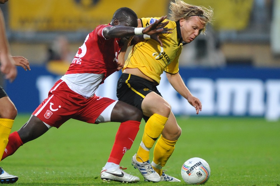 Cheick Tioté in dienst van FC Twente tegen Roda JC. 