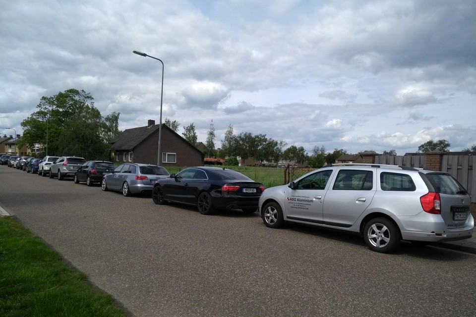 De Daalakkerweg in Leeuwen staat vol geparkeerde auto’s van outletbezoekers. Vanaf hier is het nog dik een kwartier lopen naar het merkendorp. 