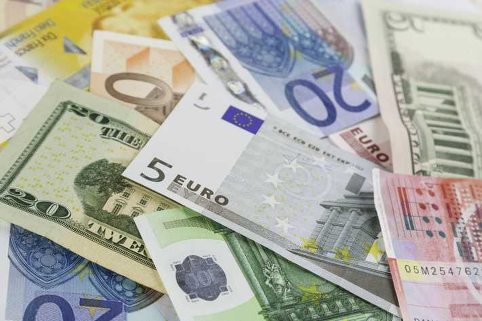 De euro is nu minder waard dan de dollar. 