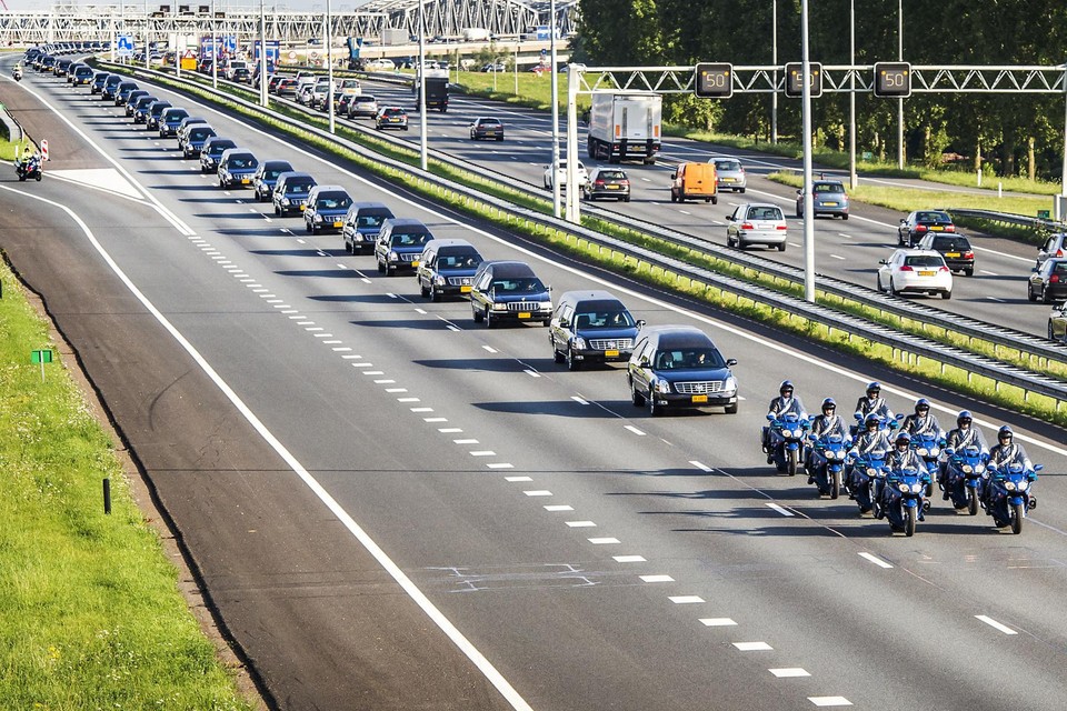 De lange stoet van lijkwagens vanaf het vliegveld in Eindhoven naar Hilversum maakte in 2014 indruk op velen. 