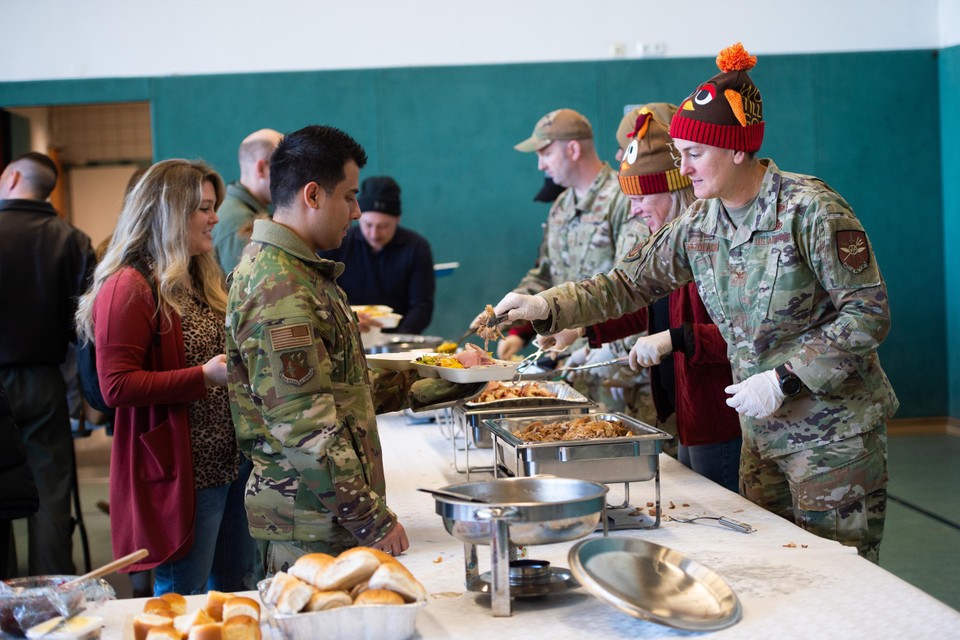 Kolonel Michelle Artolachipe (rechts) serveert kalkoen voor het NAVO-personeel. 