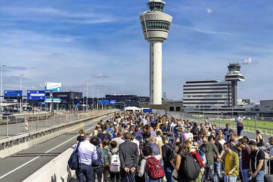 De wachtrijen voor vertrek op Schiphol waren maandag voor de zoveelste keer eindeloos lang. 