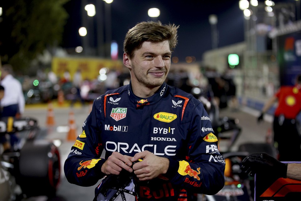 Een tevreden Max Verstappen na het veroveren van pole position voor de Grand Prix van Bahrein.