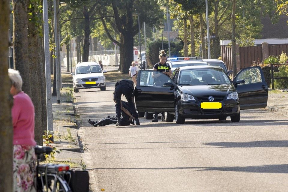 Arrestatie van de passagier van zwarte Polo in de wijk Leuken in Weert. 