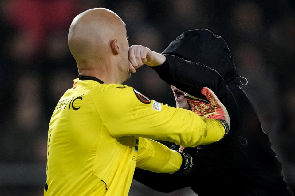 Op 23 februari 2023 sloeg Dylano K. (20) een doelman op zijn gezicht tijdens de voetbalwedstrijd PSV-Sevilla.