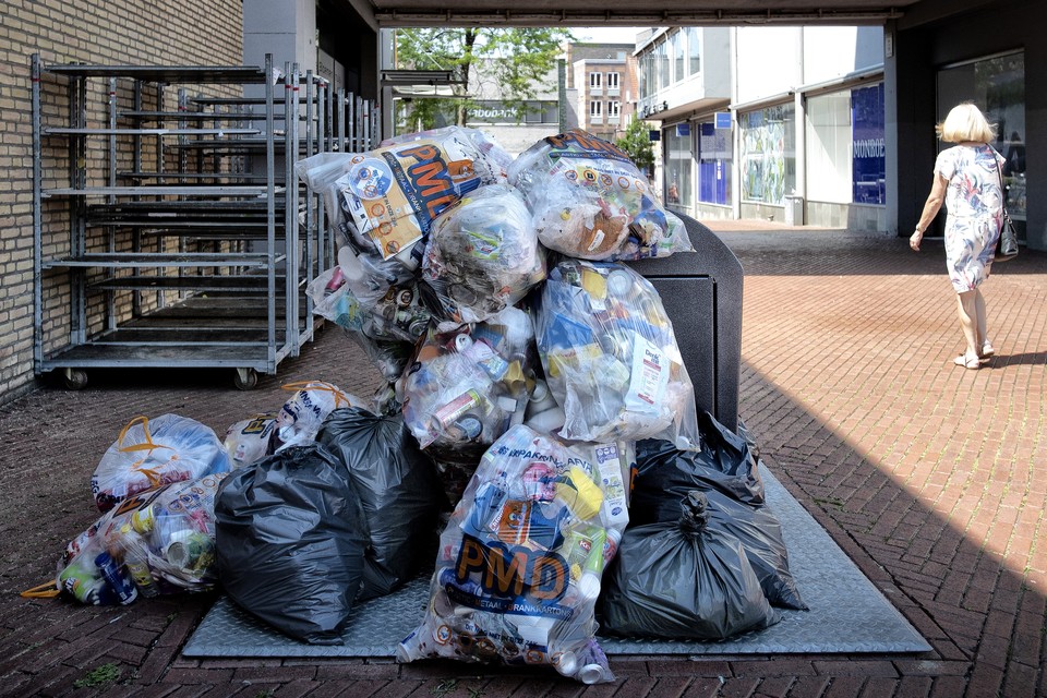 Er is in diverse Limburgse gemeenten een tekort aan plastic afvalzakken. 