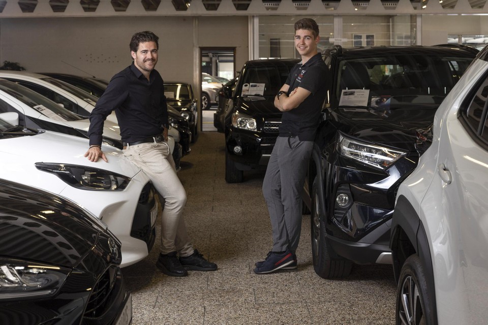 Aron (links) en Remco Gielen in het autobedrijf van hun familie. 