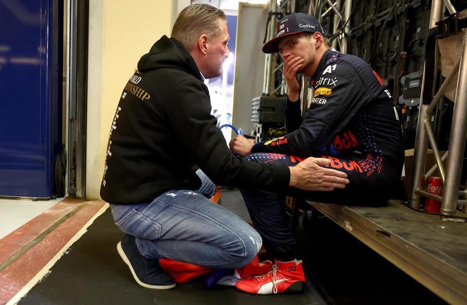 12 december 2021: Jos en Max Verstappen moeten even op zich laten inwerken dat de eerste wereldtitel in de Formule 1 een feit is. 