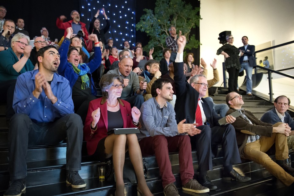 Riet de Wit (met iPad en rood jasje) op verkiezingsavond te midden van Heerlense partijgenoten. 
