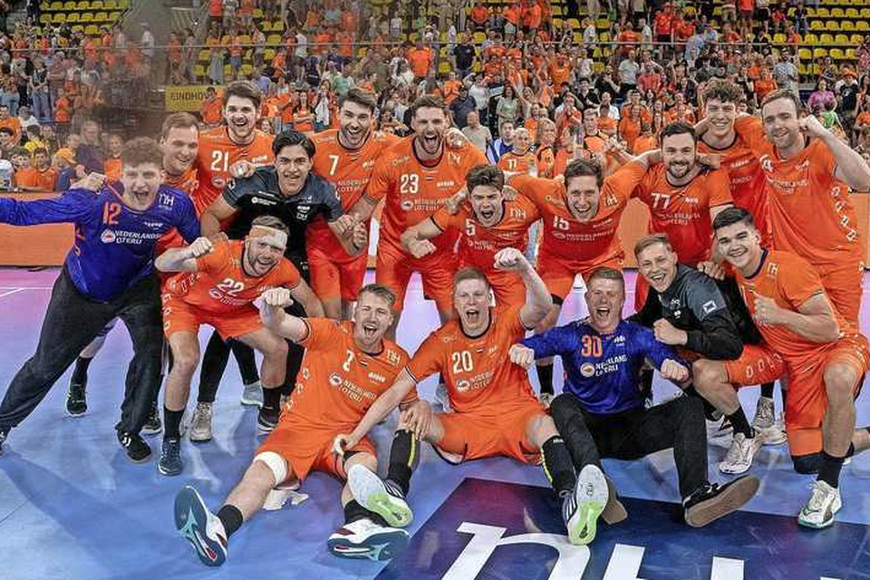 Grote ontlading bij de Nederlandse handbalploeg! Oranje plaatst zich dankzij een 31-25 thuiszege op Griekenland voor het WK, dat begin volgend jaar in Kroatië, Denemarken en Noorwegen (14 januari t/m 2 februari 2025) wordt afgewerkt.