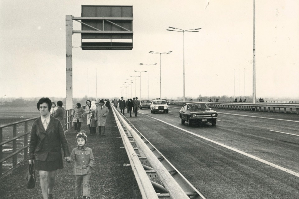 De opening van de nieuwe brug bij Elsloo die beide Limburgen verbindt. 