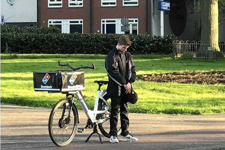Deze Hoornse pizzakoerier kreeg vorig jaar veel lof. Hij stapte iets voor 20.00 uur van zijn fiets om stil te staan bij de dodenherdenking. 