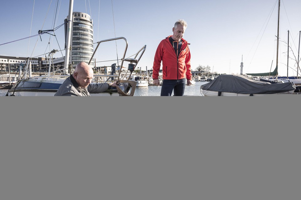 Roland Kessels en Erik Richter bij een van de boten bij Nautilus, die inmiddels vrijwel op het droge ligt.
