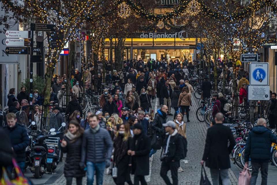 Duizenden mensen zoals hier in Maastricht grepen zaterdag nog snel hun kans Kerstinkopen te doen. 