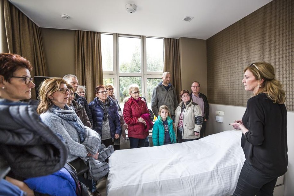 Belangstellenden nemen een kijkje in het nieuwe hospice in Panningen.