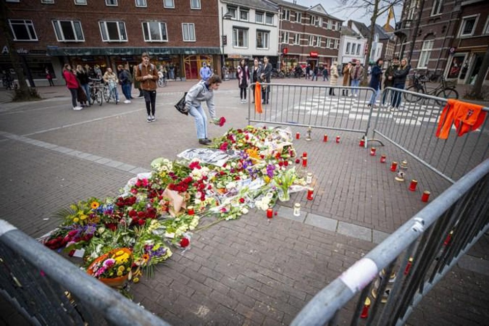 Op het plein waar de 21-jarige Guus Janssen werd neergestoken worden bloemen gelegd.  