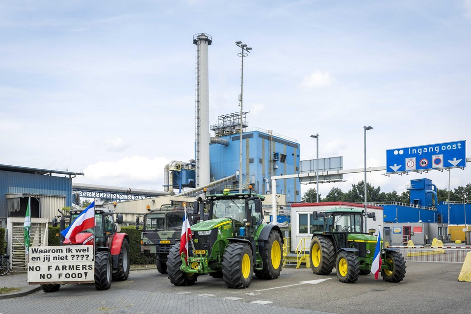 Tractoren blokkeerden in juli de ingang van Rockwool in Roermond. Boeren vinden dat de fabriek niet wordt aangepakt in de stikstofdiscussie. 