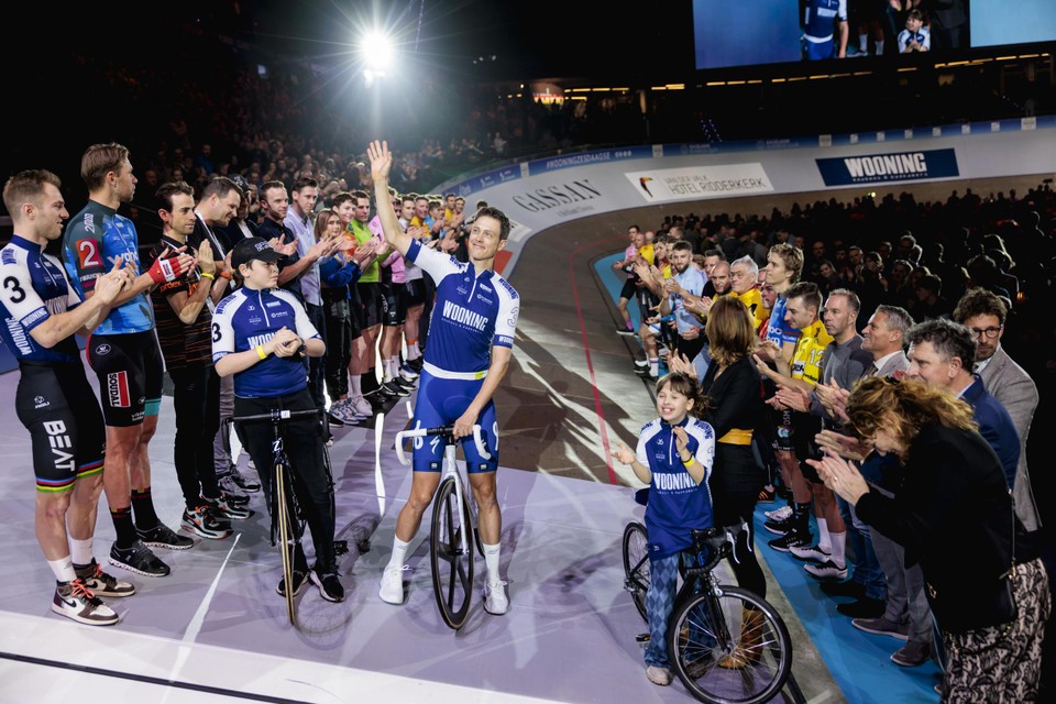Niki Terpstra zwaait nog één keer na het publiek. 