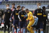 thumbnail: <P>De spelers van Borussia Mönchengladbach arriveren met mondkapjes voor het duel tegen Eintracht Frankfurt</P>