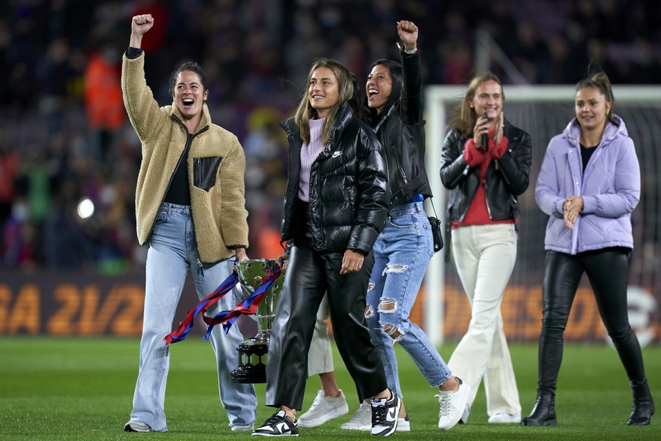 De vrouwen van Barcelona -met rechts Lieke Martens- toonden hun kampioensbokaal zondagavond in Camp Nou bij de wedstrijd van de mannen van Barcelona.  