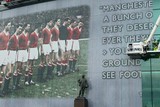 thumbnail: Het succesteam van 1958 werd geëerd bij de herdenking in 2008, precies 50 jaar na het drama. Daarvoor staat het standbeeld van Busby.