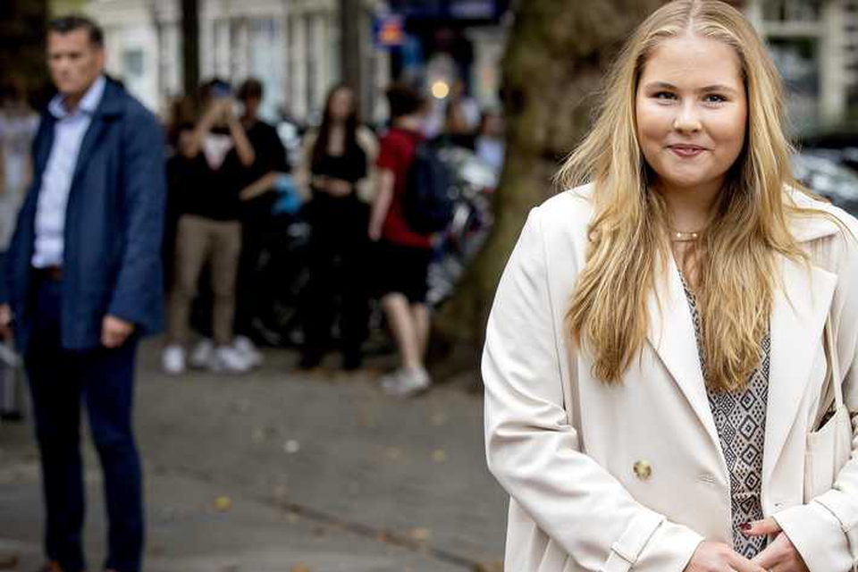 Prinses Amalia komt aan bij een vestiging van de Universiteit van Amsterdam. 