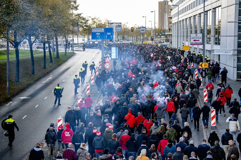 Supporters van Union Berlin in Rotterdam. 