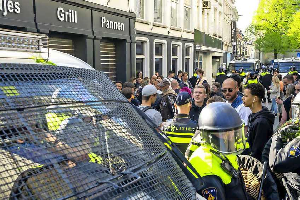 De politie en Mobiele Eenheid hebben tijdens Koningsdag in Breda verschillende plaatsen met charges leeggeveegd. 
