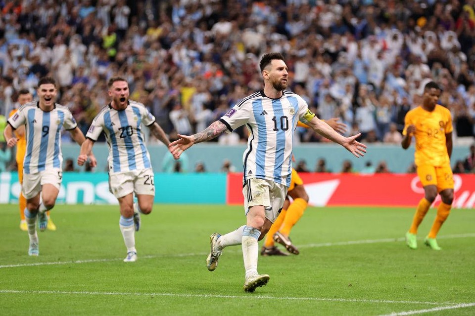 Messi benut een penalty en zet Argentinië op 2-0. 