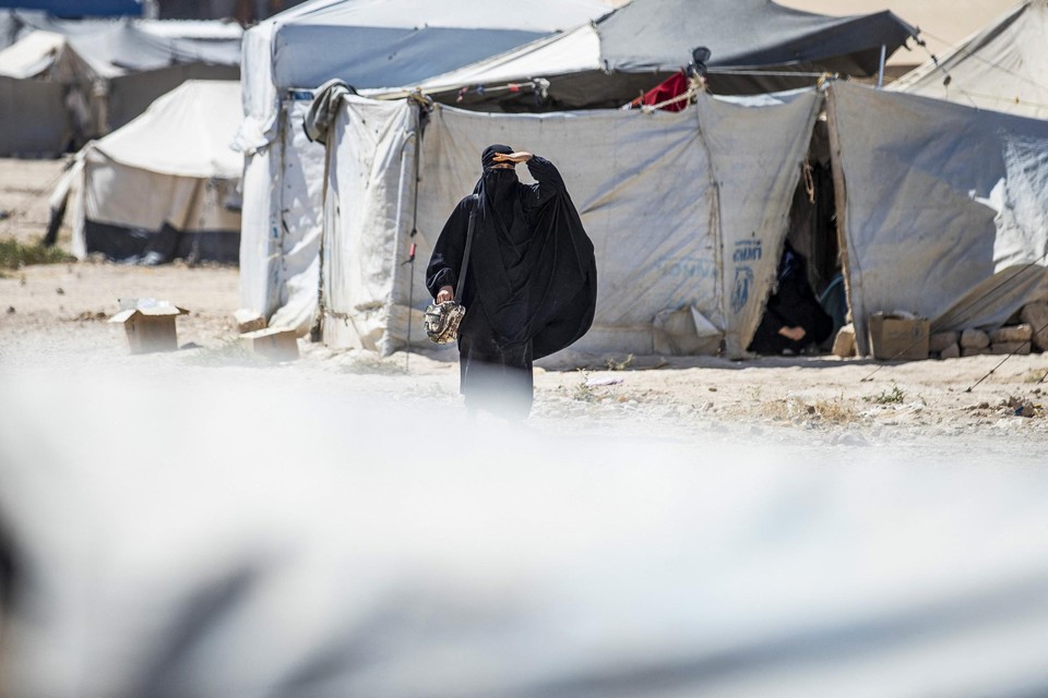 Een IS-vrouw in gevangenkamp Al Hol in Syrië.