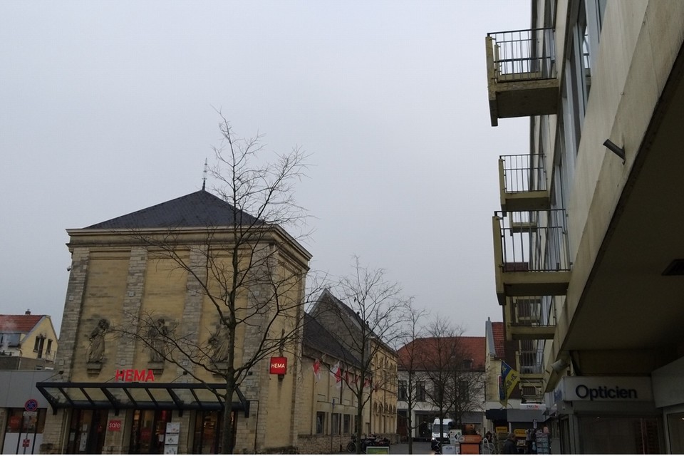 De flat met de instabiele balkons (rechts). 