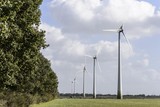 thumbnail: In Neer staan vijf windturbines op een rij.