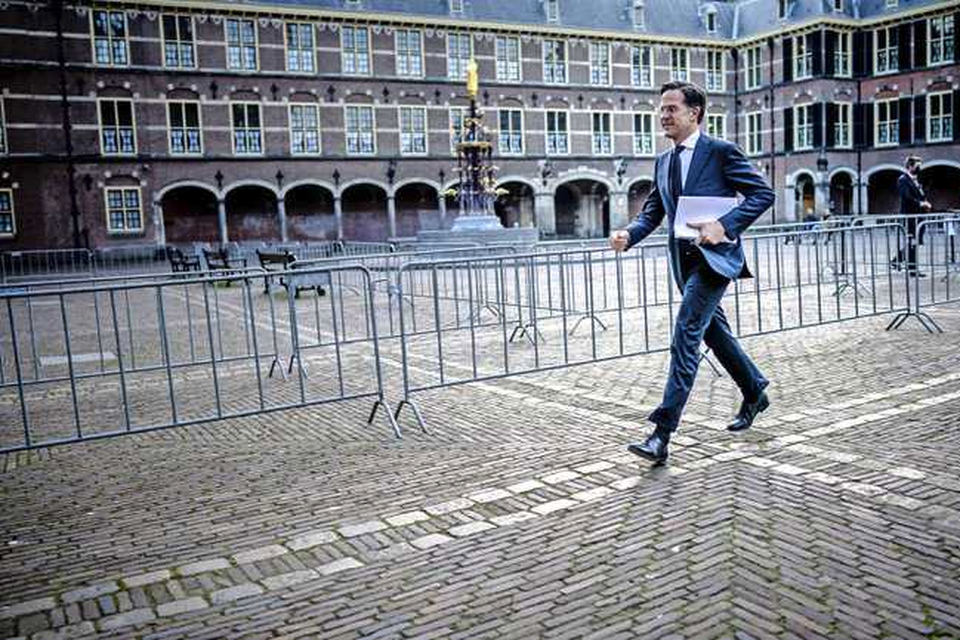 Mark Rutte (VVD) arriveert op het Binnenhof.