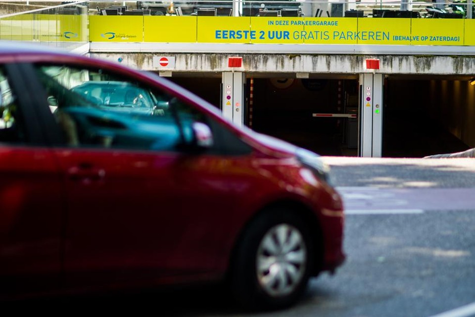 Tweemaal zoveel auto's sinds de invoering van twee uur gratis parkeren in de Marktgarage Geleen.