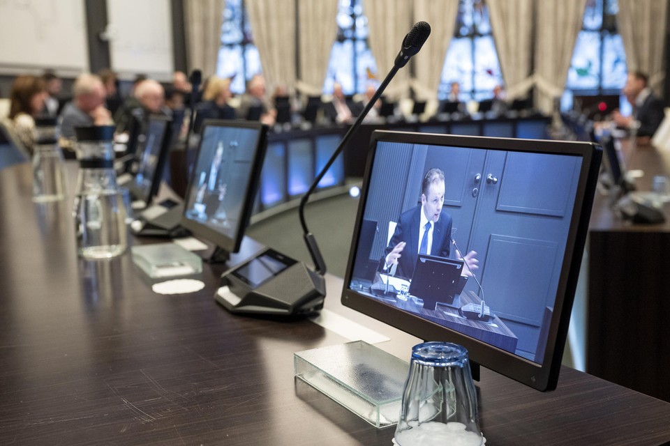 De Roermondse politiek - op de foto tijdens de formatiebesprekingen - is niet te spreken over het rooskleurige beeld dat de wethouder Financiën schetst