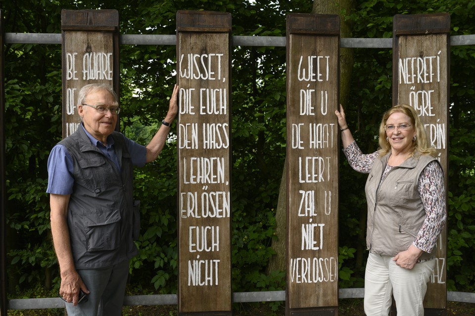 Hans-Paul Jouck en Catharina Scholtens naast de Nederlandse en Duitse stele.  