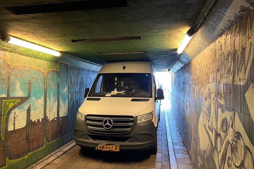 De fietstunnel is iets te laag voor een Mercedes-bus.
