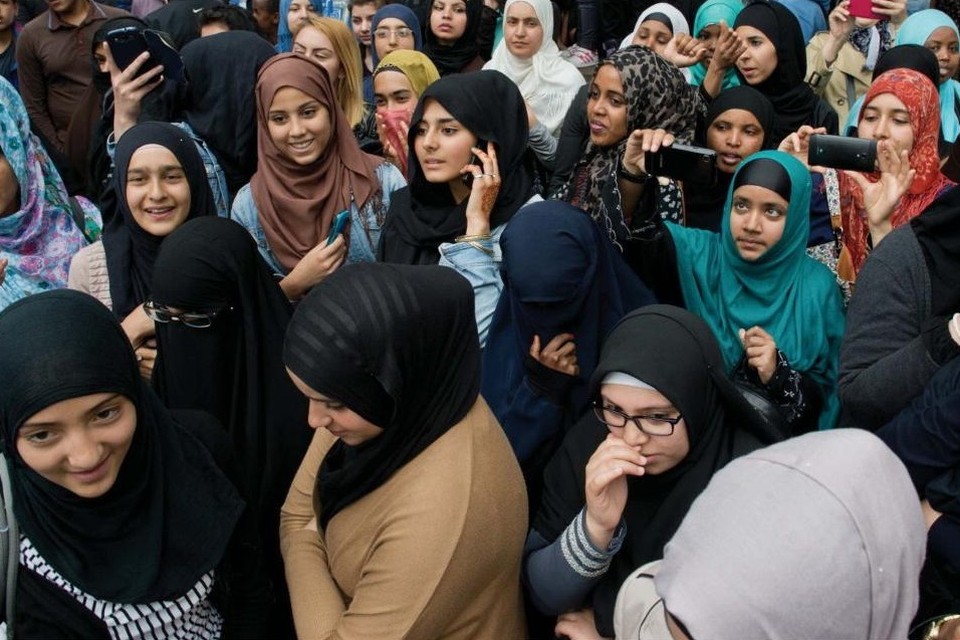 Jonge Duitse moslima’s bij een bijeenkomst van de salafist Pierre Vogel.