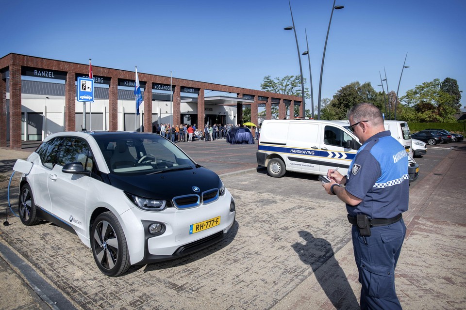 Presentatie van de nieuwe e-cars in 2019 bij het gemeentehuis van Voerendaal. 