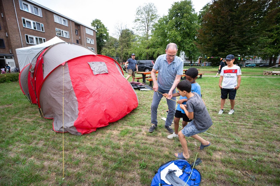 De eerste tentjes werden vrijdagmiddag met vereende krachten  opgezet op de tijdelijke camping in Geleen-Zuid. 