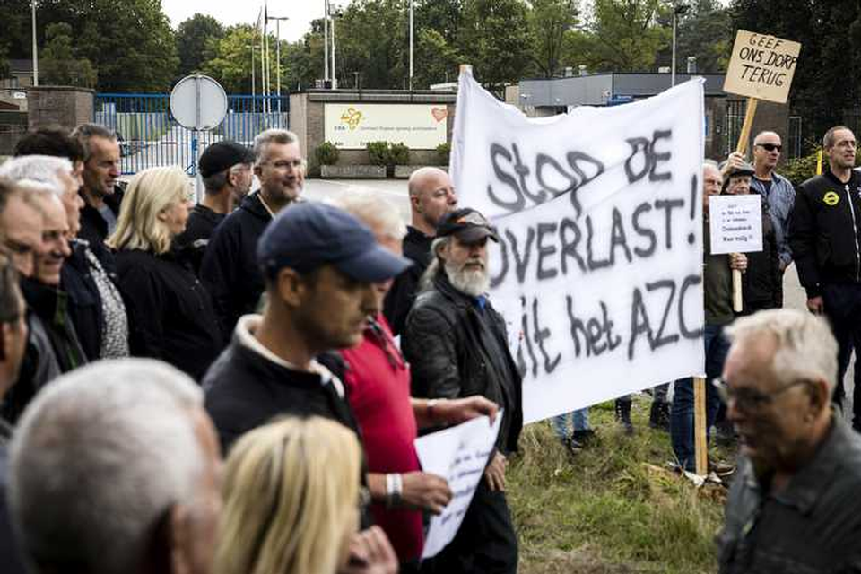 Demonstranten voor de toegangspoort van het asielzoekerscentrum Cranendonk in Budel. Boze buurtbewoners willen dat het AZC zo snel mogelijk dicht gaat vanwege de grote overlast en criminaliteit rond het centrum. 