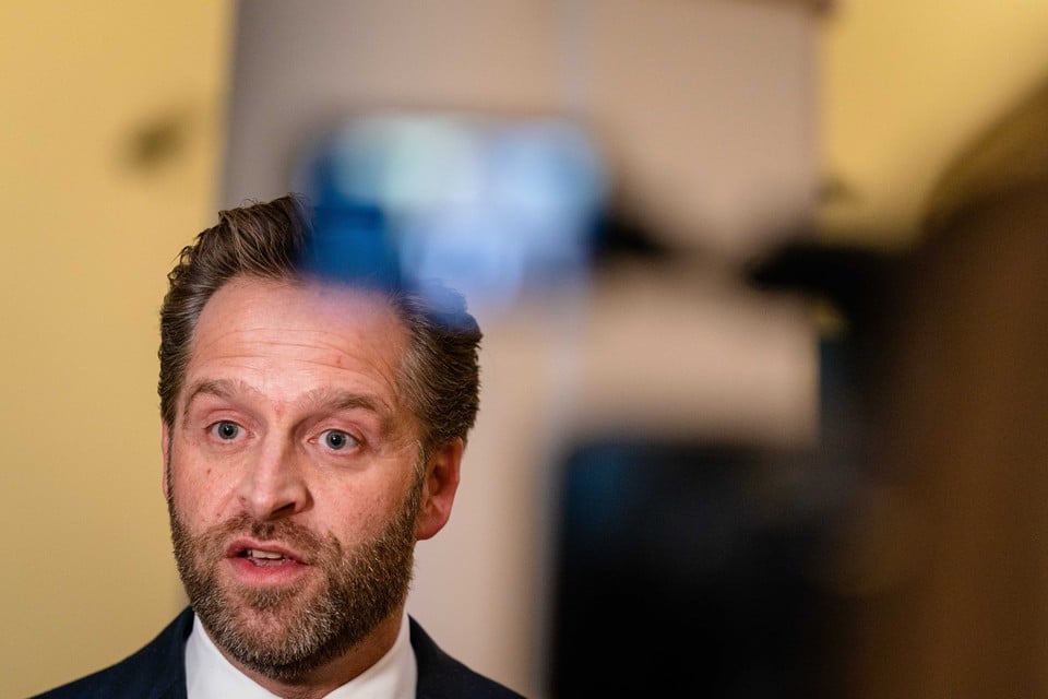 Hugo de Jonge zegt erop te vertrouwen dat de clubs met vrijwilligers „gewoon” gaan controleren, ook al vinden ze de regel „irritant”. 