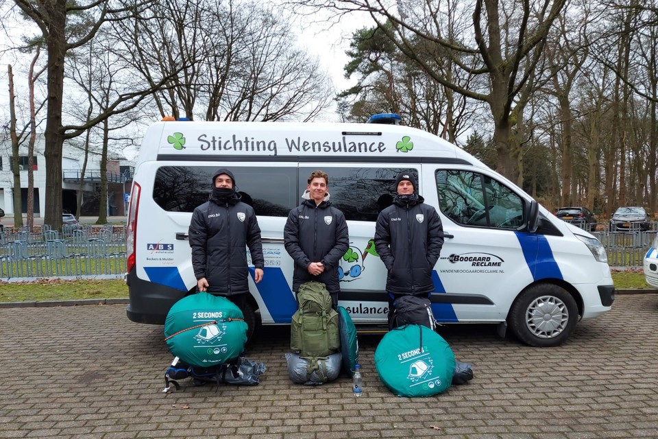 Amar Delic, Swen Cornelissen en Sjoerd van Mulken bepakt en bezakt op hun vertrekplaats in Nijmegen. 