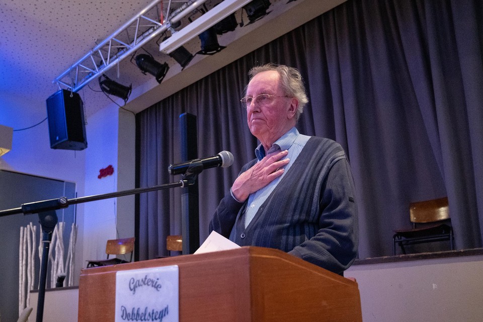 Pater Jacques Hoedemakers is zichtbaar aangedaan door het verkrijgen van het erelidmaatschap.
