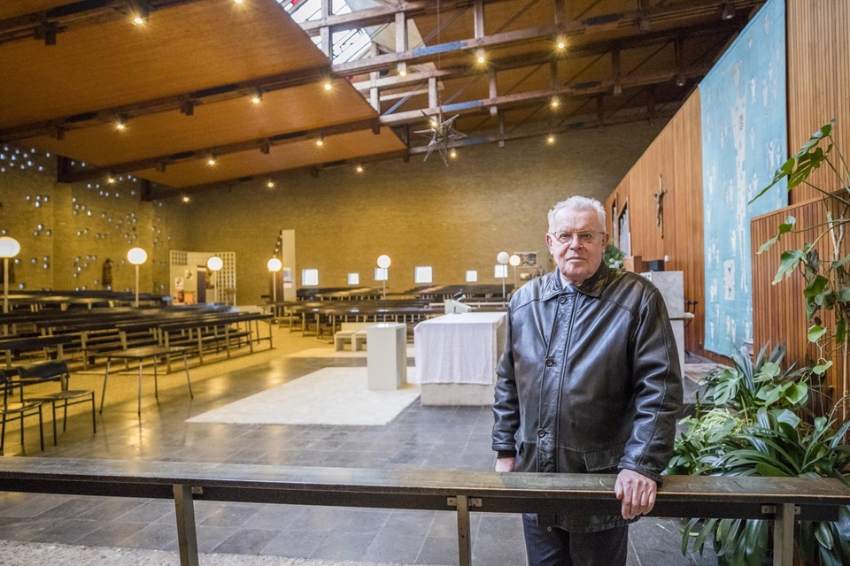 Pastoor Tjeu Kunnen in de Nicolaaskerk, die op 6 december aan de eredienst wordt onttrokken. 