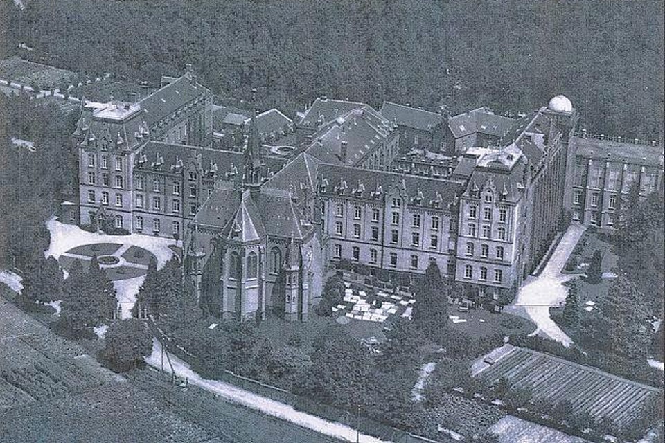 Het jezuïetenklooster in 1915. 